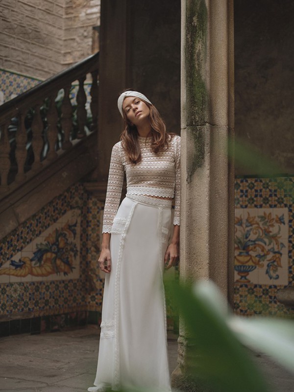 Boho Brautkleid mit langen Ärmeln und Spitzenoberteil im Zweiteiler-Look.