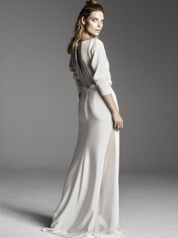 Schlichtes Brautkleid mit langem Ärmel tiefem Rückenausschnitt und seitlichem Schlitz im Studio