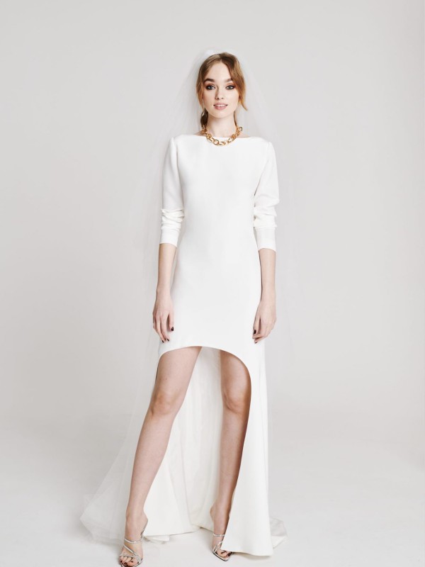 Modernes High-Low-Brautkleid mit langen Ärmeln und schlichtem Rundhalsausschnitt.