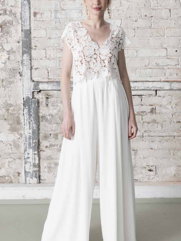 Moderner Jumpsuit für die Hochzeit mit transparentem Spitzentop und fließender weiter Hose für einen femininen und stilvollen Auftritt