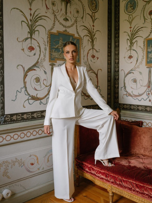 Eleganter Hosenanzug für die Hochzeit von macomaco mit tailliertem Blazer und weiter Hose ideal für stilbewusste Bräute im modernen Look