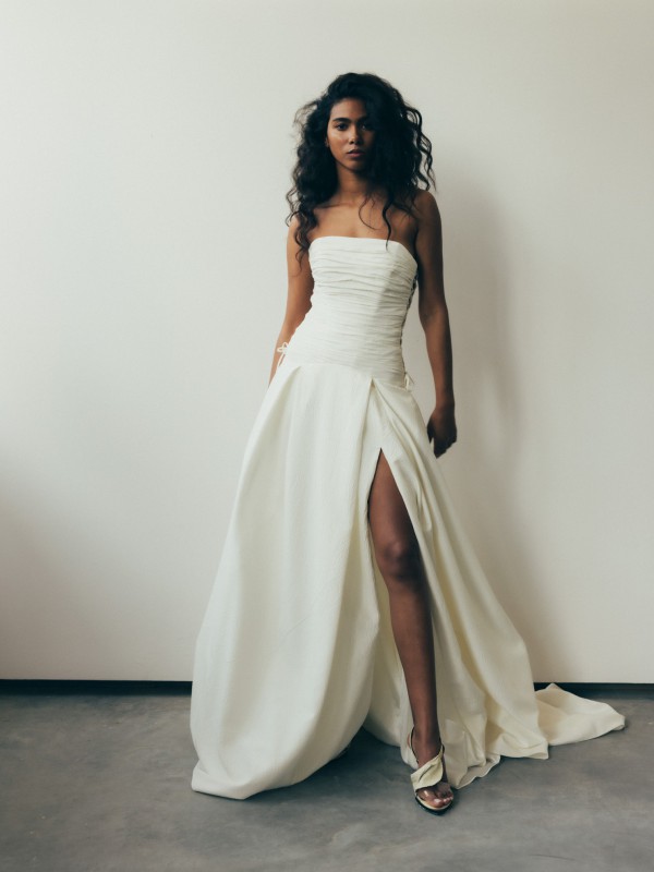 Klassisches Brautkleid trägerlos mit raffinierten Raffungen und seitlichem Schlitz in eleganter Silhouette