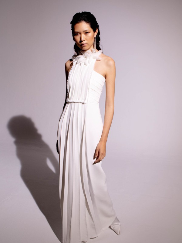Elegantes Neckholder Brautkleid mit Plissee-Rock und floraler Applikation am Hals für einen femininen Look