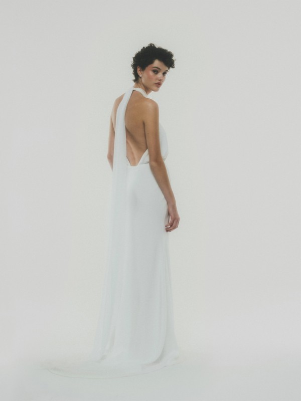 Rückenfreies Brautkleid im Neckholder Stil mit tiefem Rückenausschnitt und breitem Chiffon Schal im Studio