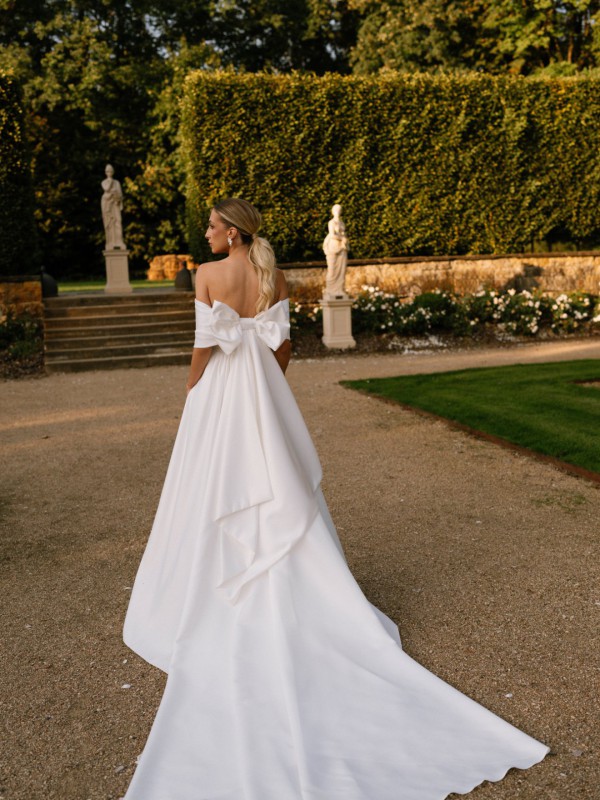 Rückenfreies Brautkleid mit weitem Taftrock und gerafftem Rückendetail