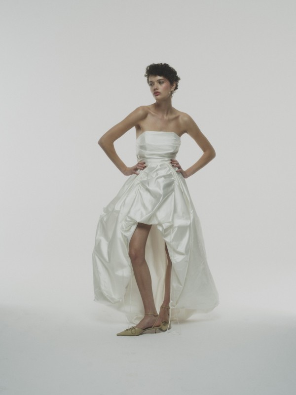 Schlichtes Brautkleid mit ballonartigem Rock und geradem Corsagenoberteil
