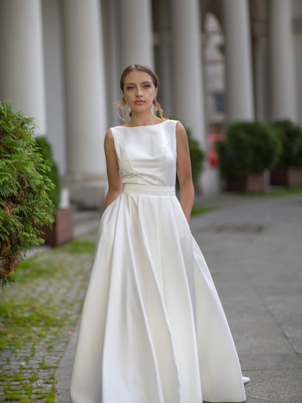 Schlichtes Brautkleid in A-Linie aus glattem Satin mit breiten Trägern