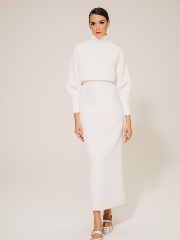 Puristisches Brautkleid mit Rollkragen und schmaler Taille