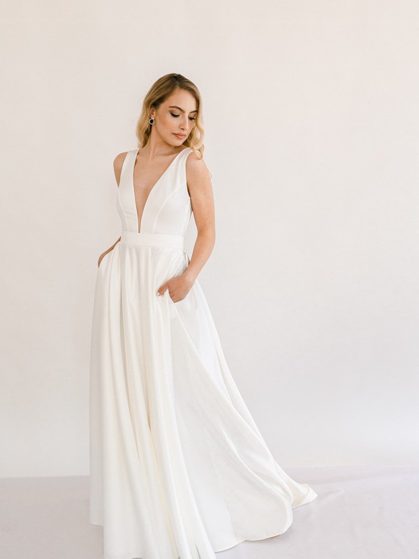 Schlichtes Brautkleid mit tiefem V-Ausschnitt und glattem Seidenrock