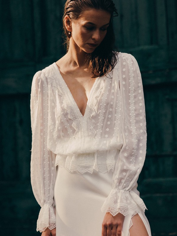 Brautkleider Zweiteiler im Boho-Stil mit transparenter Spitzenbluse und tiefem Schlitz im Rock - eleganter und romantischer Look für die moderne Braut