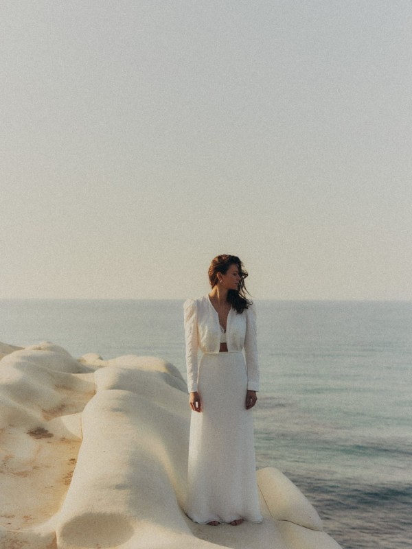 Eleganter Zweiteiler Hochzeit mit schlichter Brautjacke und langem Rock - stilvolles Brautkleider Zweiteiler am Meer