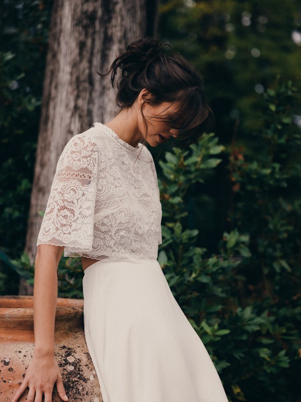 Zweiteiler zur Hochzeit mit kurzem Spitzenoberteil und fließendem Rock - romantischer und moderner Braut-Look im Boho-Stil
