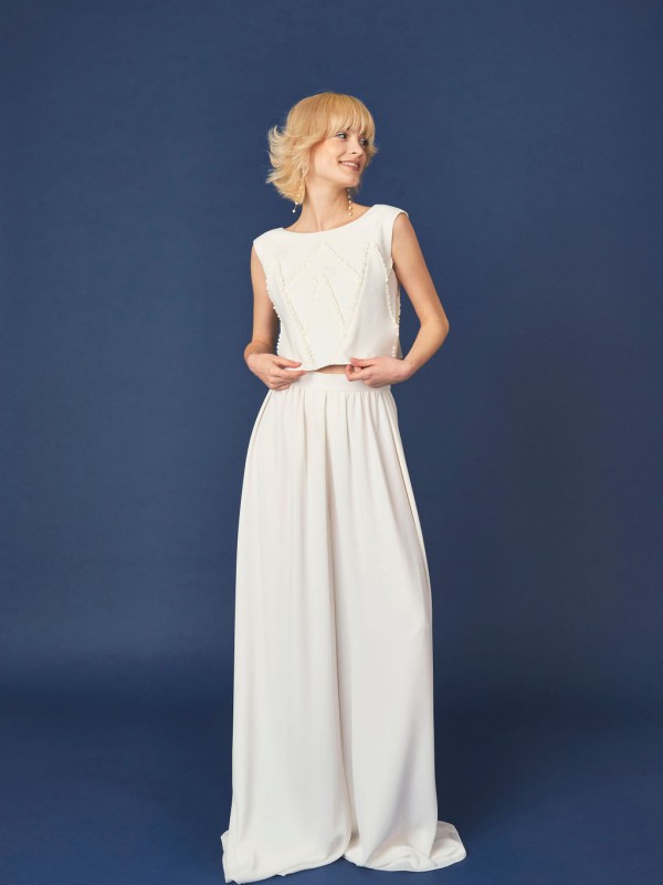 Brautkleider Zweiteiler mit grafischen Ziernähten und weiten Hose - moderner und minimalistischer Look für trendbewusste Bräute